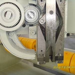 萍鄉BDJ-2000B型(雙(shuang)伺服驅動(dong))半自動釘(ding)箱機