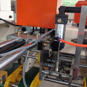 萍鄉BDJ-2000B型(雙(shuang)伺服驅動(dong))半自動釘(ding)箱機